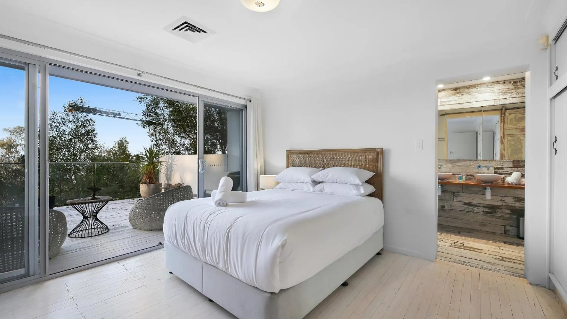 Stunning Beachfront 3-Bed Haven By Natural Reserve ゴールドコースト