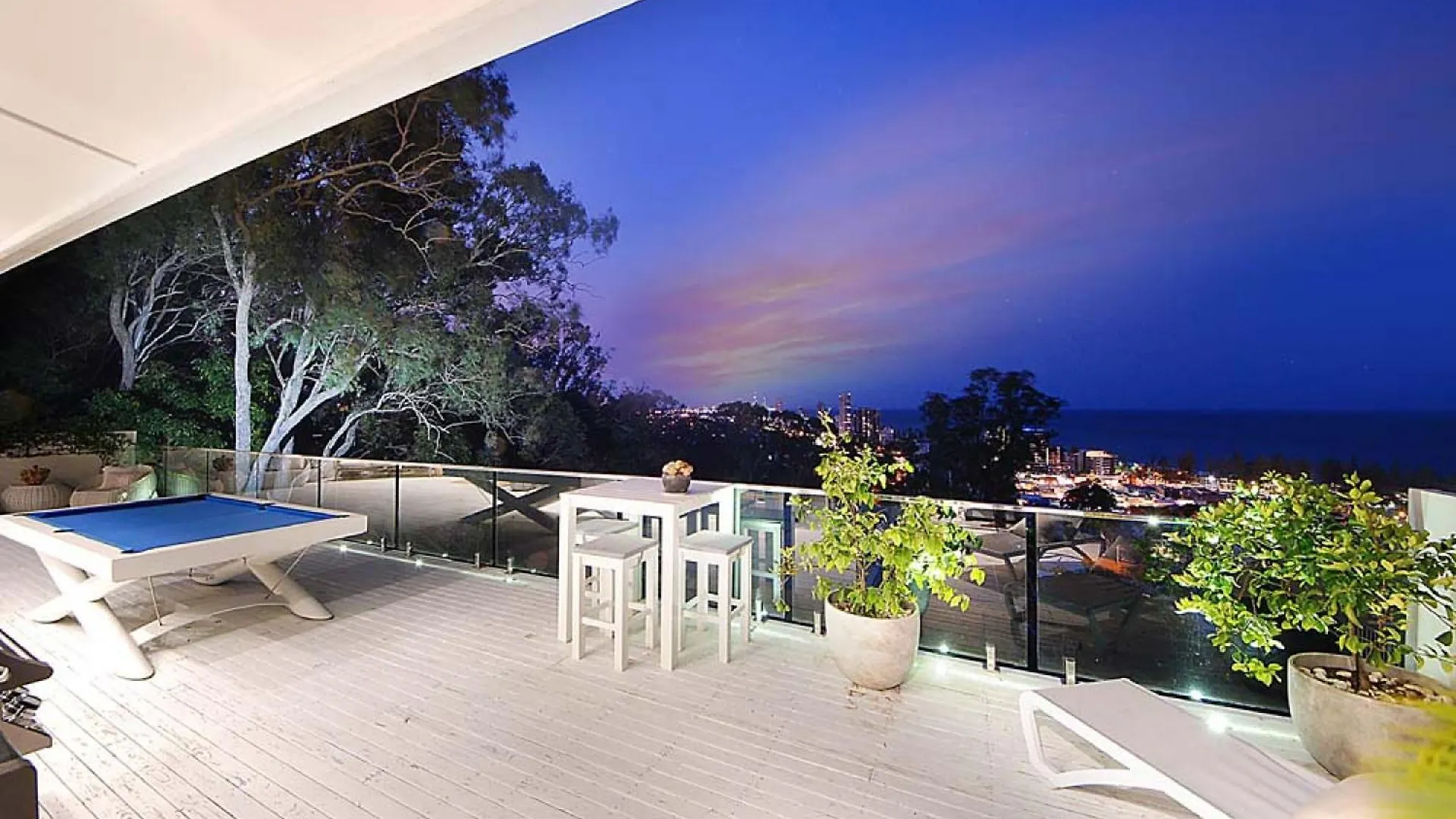 Stunning Beachfront 3-Bed Haven By Natural Reserve Χρυσή Ακτή